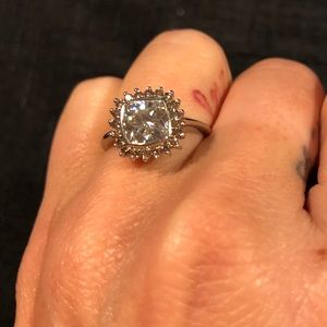 Beautiful halo engagement ring. Sz 6